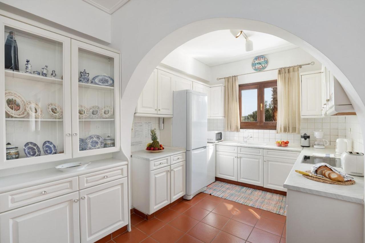Villa Lianolia Peritheia 외부 사진